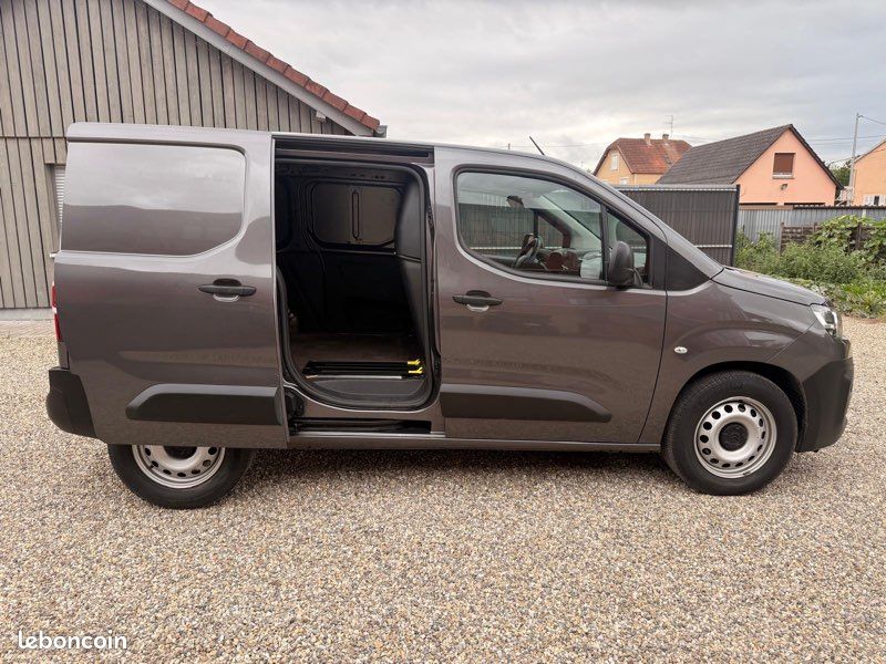 10 825 HT / CITROËN BERLINGO Van M 650kg BlueHDi 130 S&S Club EAT8 3places (image 3)