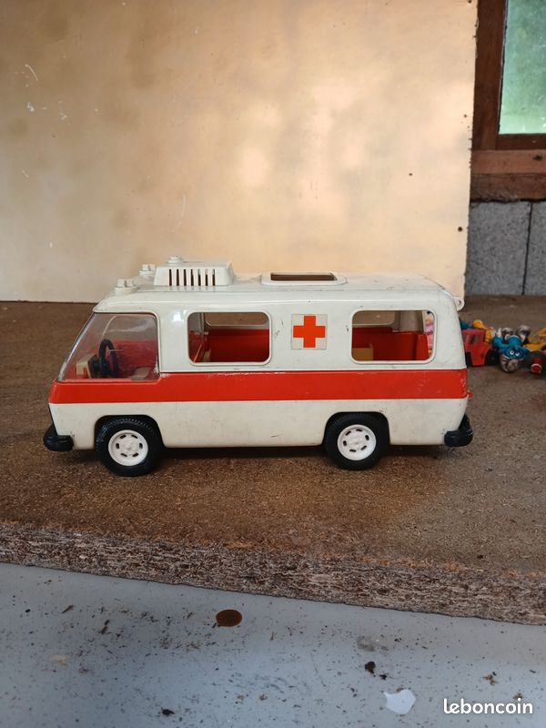 Ambulance vintage Playmobil - Au Pays des Enfants