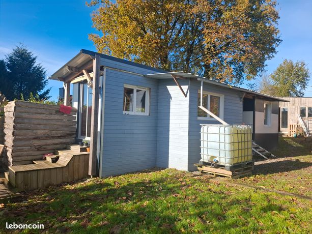 Terrain constructible viabilisé avec caravane et garage