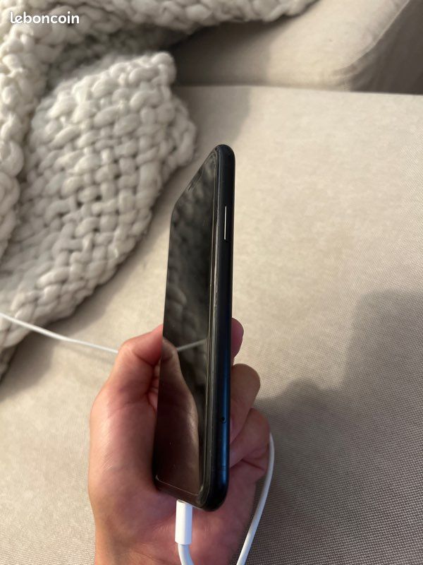 IPhone XR noir 128go (image 4)