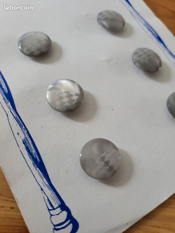 Lot De 6 Boutons Anciens Gris En Plastique, Ronds à 4 Trous - Neuf, Idéal Couture Ou Décoration