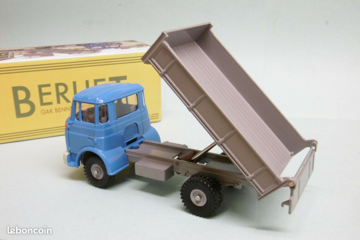Norev 1/43 – Berliet GAK Bétaillère Avec 2 Vaches – Collection Cij (C80310)