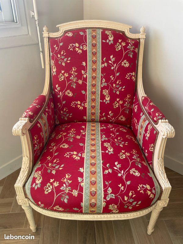 Paire de fauteuils Louis XV ¿ Bois d¿hêtre doré, tissu bordeaux à