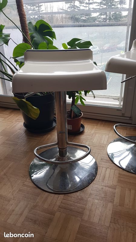 Deux tabourets / chaises de bar (image 2)