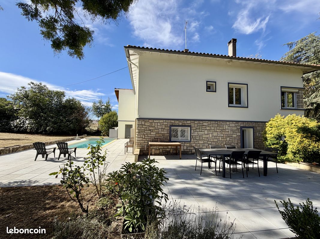 Maison 10 pièces 233 m² · à Larrazet · 233 m² · 270 000 €