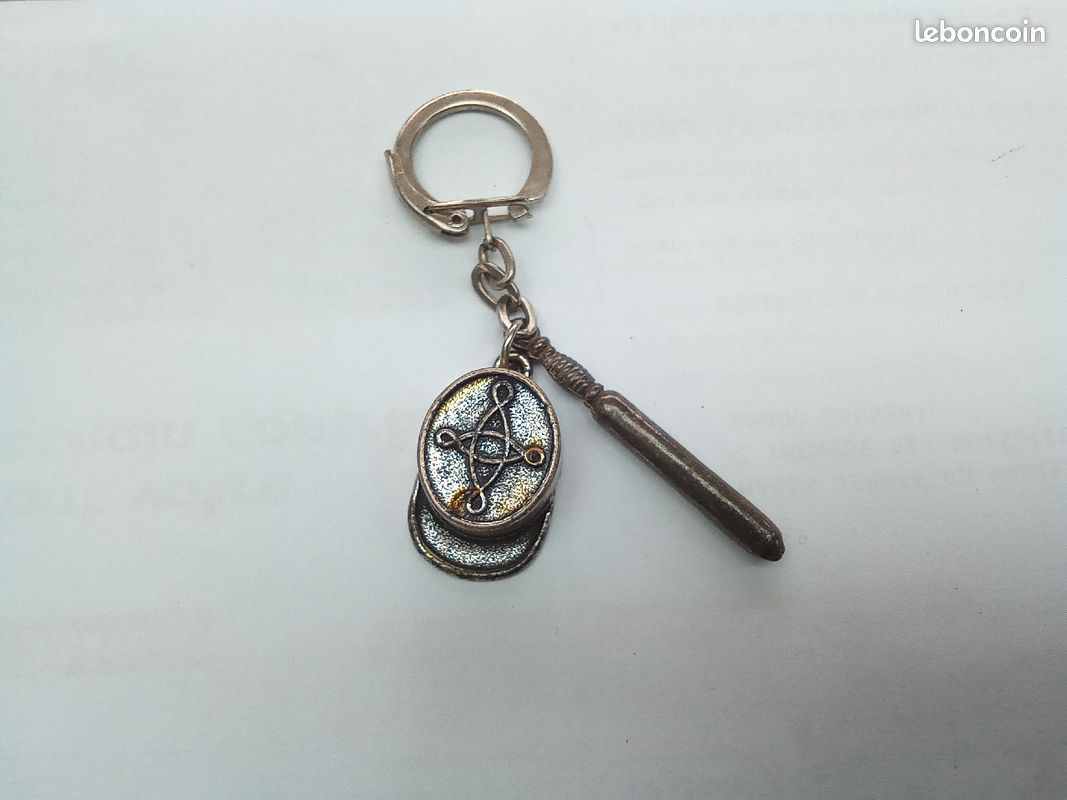 Ancien porte clé clef collection automobile Police Gendarmerie képi matraque 3D vintage années 60 (image 2)