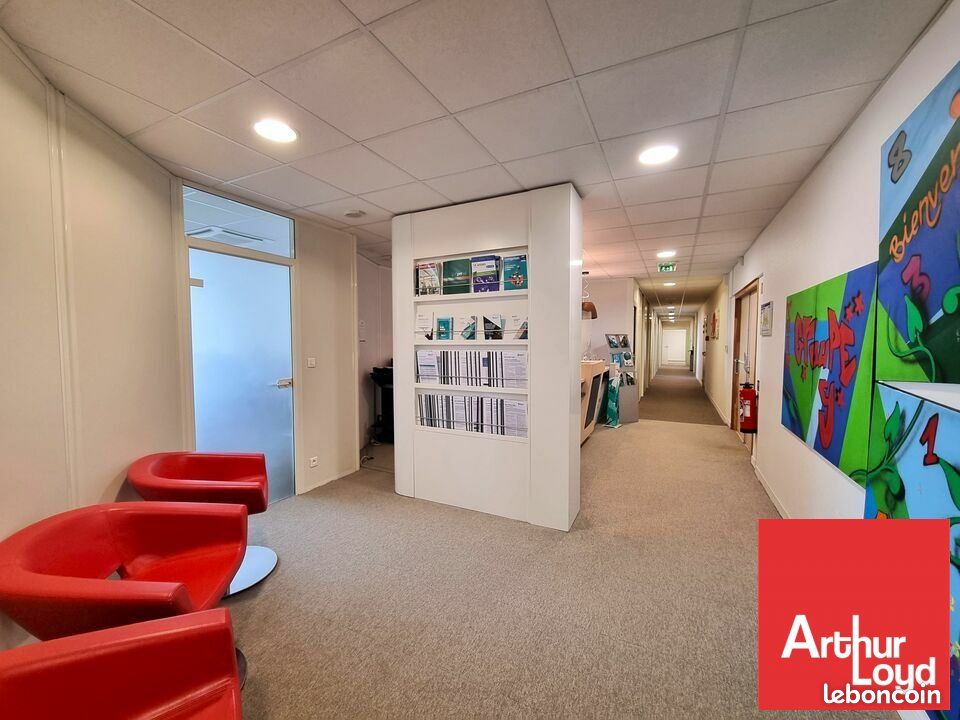 Bureaux 911 m² CHASSENEUIL DU POITOU (image 1)
