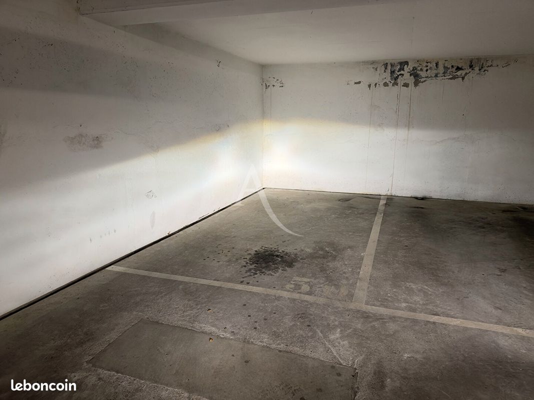 Parking 13 m² · à Brie-Comte-Robert · 13 m² · 11 000 €