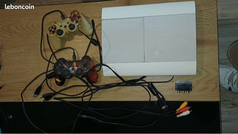Console ps3 + 2 manettes+ boite de la ps3+ 1 jeu fifa (image 1)