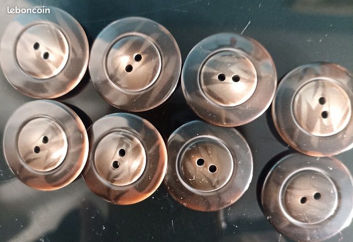 Lot De 8 Boutons Vintage Marron Travaillés - 2.3 Cm, à Trous - Occasion, Origine France