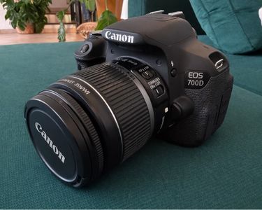 Appareil photo reflex - Canon 700D avec objectif 18-55m + batterie - Appareil photo Reflex - Rue du Commerce