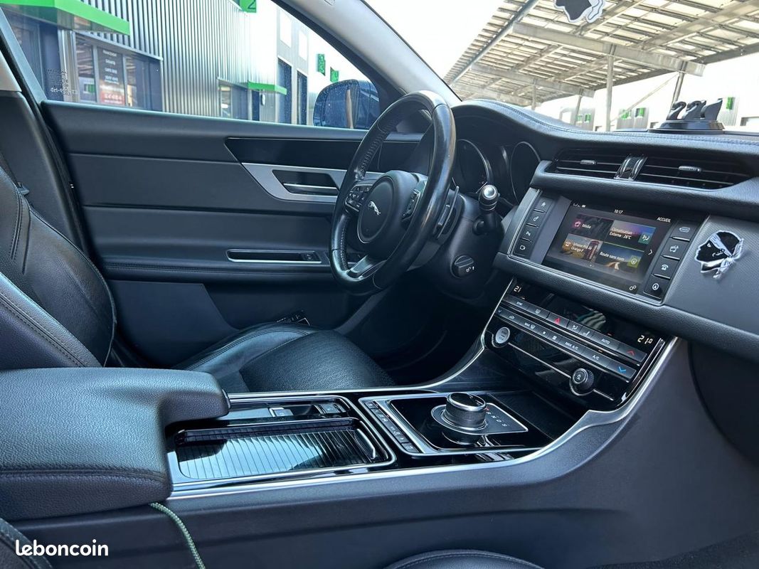 JAGUAR XF 2.0 D - 180 - BVA - Stop/Start 2015 BERLINE Prestige PHASE 1 GARANTIE 6 MOIS (image 16)