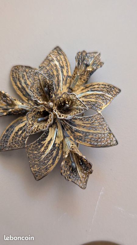 Broche vintage en filigrane doré – Motif floral en relief (image 4)