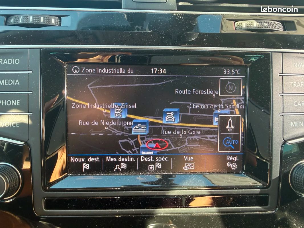 VOLKSWAGEN GOLF 7 2.0 TDI 150 ch BlueMotion Technology Carat avec GPS / RÉGULATEUR / RADAR AVANT ET ARRIÈRE (image 23)
