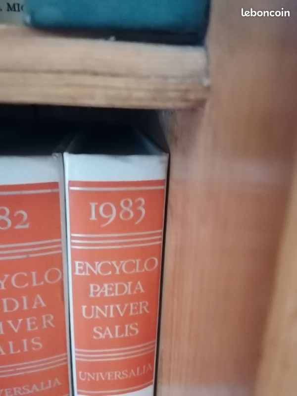 Armoire petite bibliothèque contenant volume universali année 74 a 84 dim H1. 90 l 0. 57 p0. 30 (image 3)
