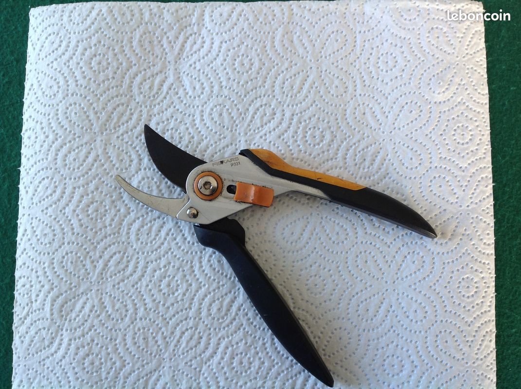 Sécateur Fiskars à Lame Réf P331 (image 4)