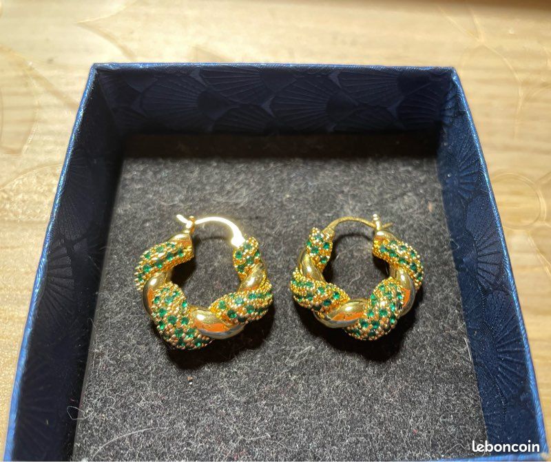 Boucles d’oreilles créoles dorées avec détails verts (image 1)