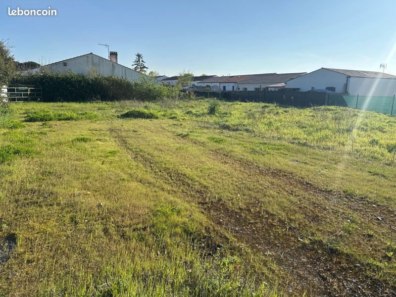 Terrain constructible viabilisé 400 m² – centre-bourg Ferrières – 15 min La Rochelle – fort potentiel · 95 000 €