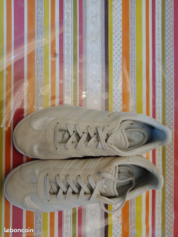 Paire de chaussures Adidas (image 2)