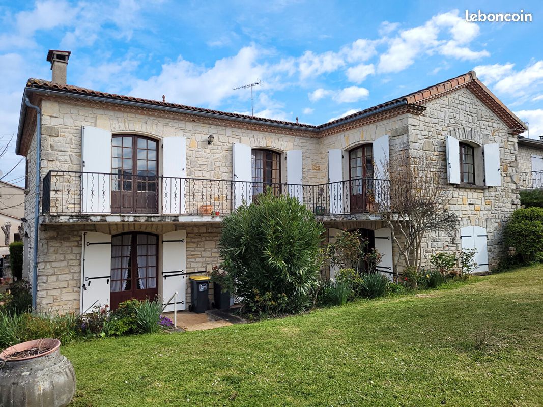 Maison 8 pièces 224 m² - Soyaux 16800 (image principale 0)