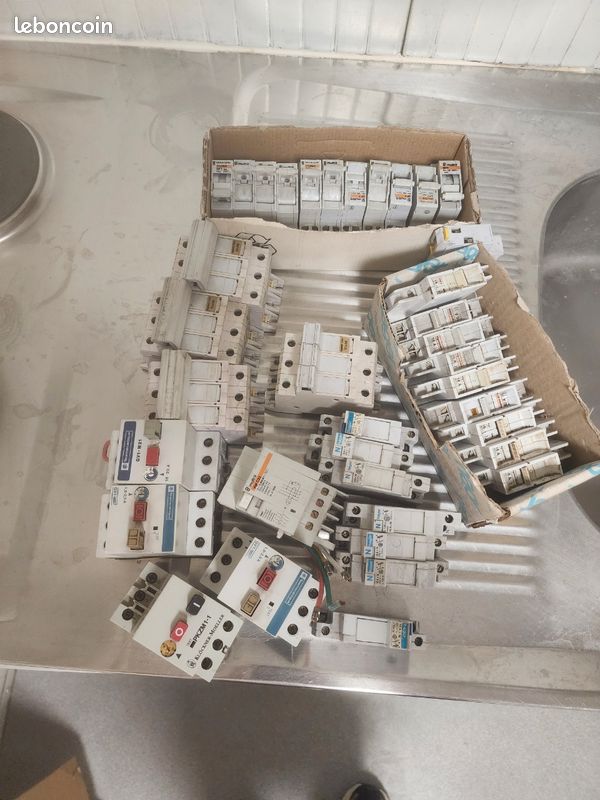Disjoncteur électrique et porte de fusible (image 1)
