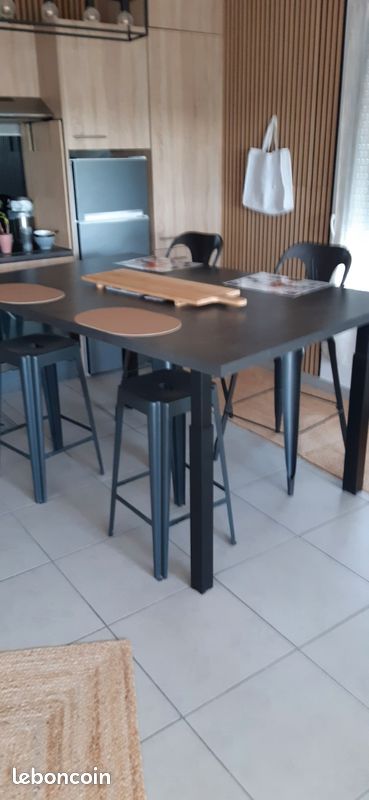 Table (image 3)