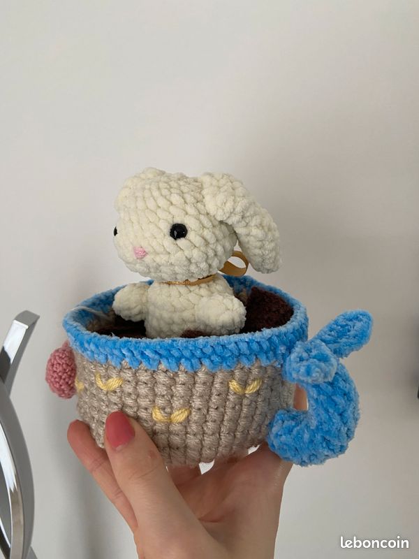 Lapin dans tasse en crochet fait main (image 5)