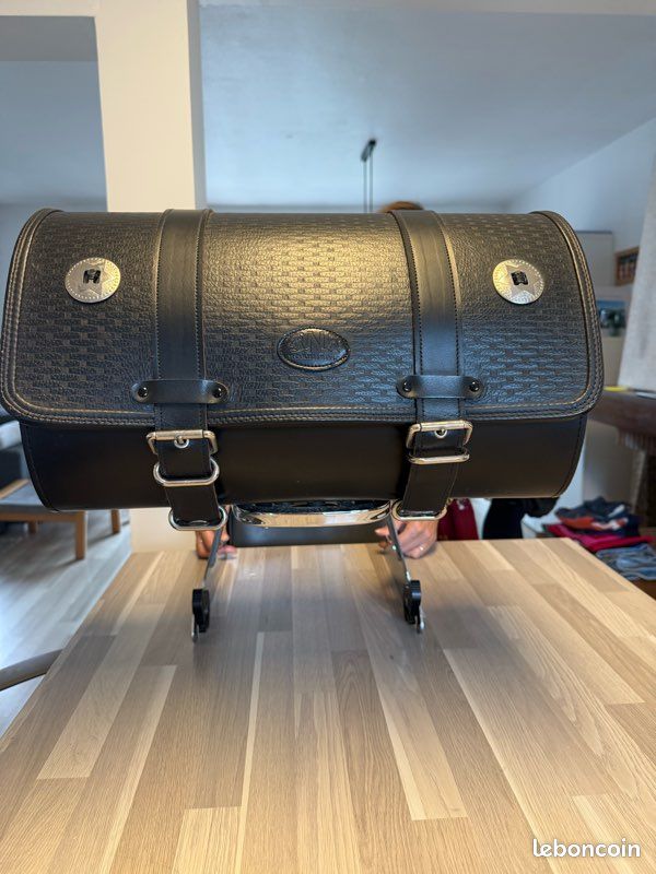 Top case cuir artisanal pour Harley-Davidson Dyna – dosseret + support chromé amovible (image 1)
