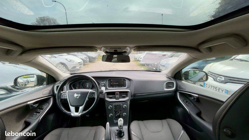 VOLVO V40 II Cross Country 1.6 TDi 115 cv ENTRETIEN JAGUAR DISTRIBUTION EMBRAYAGE OK (image 4)