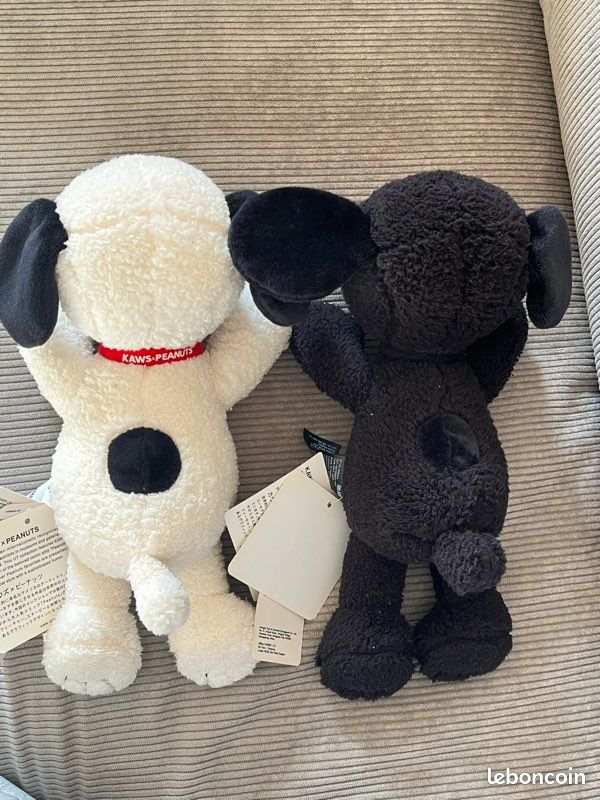 KAWS peluches Uniqlo blanc et noir Jeux Jouets