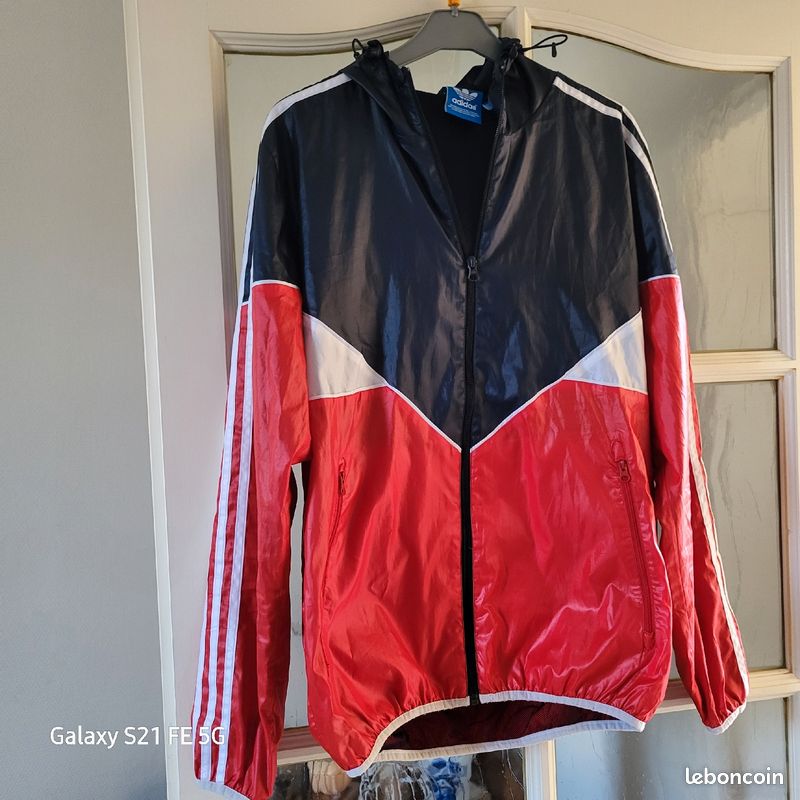 K-way où coupe vent doublé taille S marque Adidas rouge et noir