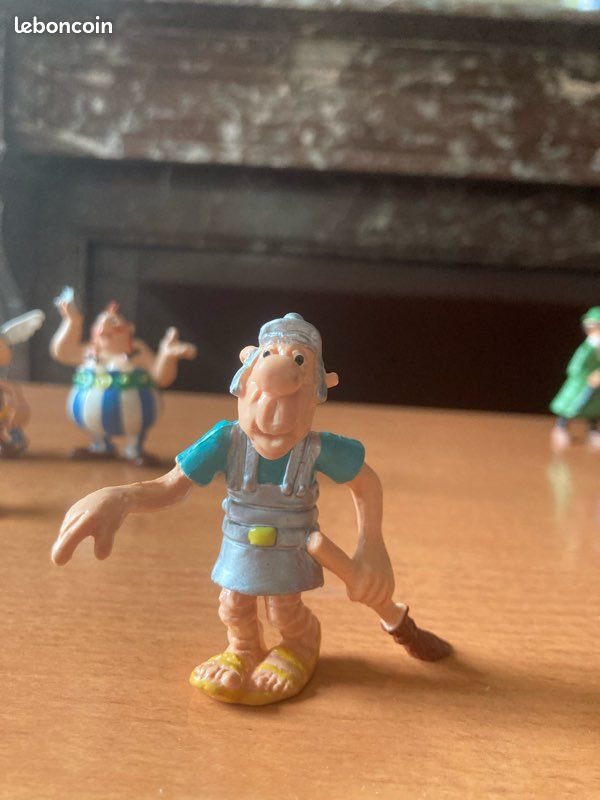 Lot Collector Astérix & Obélix Des Années 60-70 : Maison Astérix, Figurines, Masque, Pins Dargaud, Total