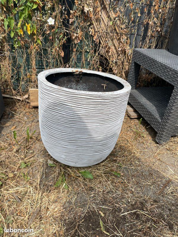 Grand pot extérieur blanc nervuré (image 1)