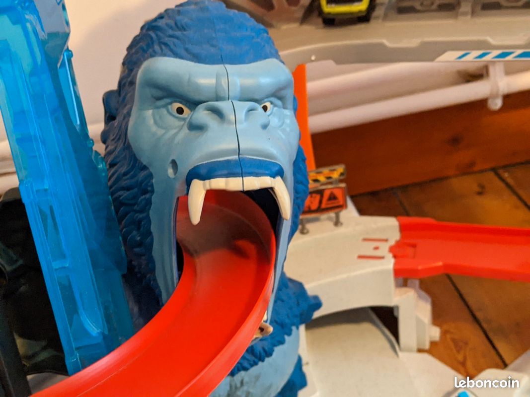 Garage Gorilla rampage (image 2)