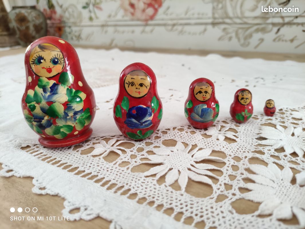 Poupées Russes Décoratives Poupées Matryoshka Souvenirs Touristiques Plats Ensemble Vecteurs Russie 33171572