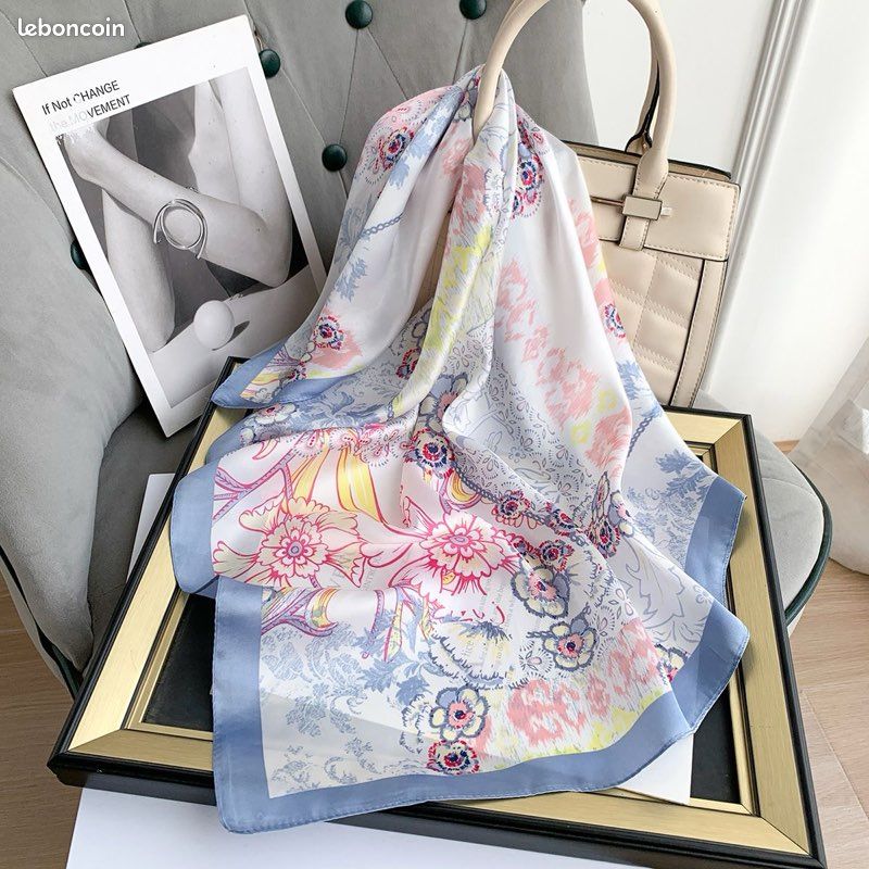 Foulard carré en soie imprimé fleurs - Élégant & Chic (image 1)