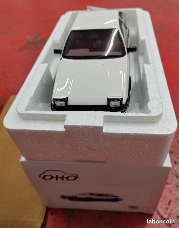 Toyota Sprinter Trueno AE86 1985 – Modèle 1:18 OttOmobile, Blanc !