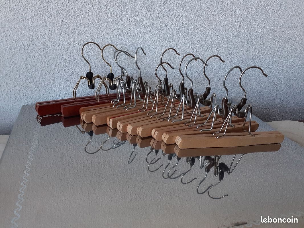 12 cintres en bois (image 1)