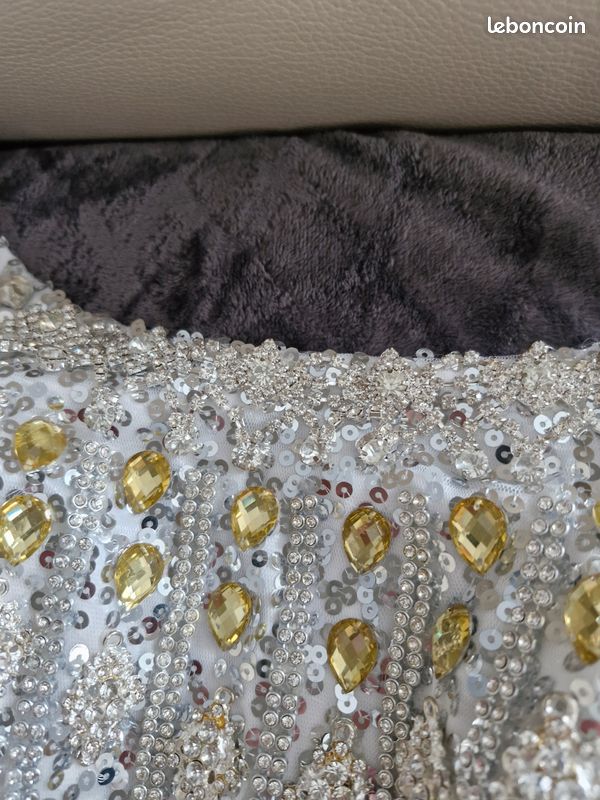 Magnifique robe de soirée pailletée argent avec des strass taille 38 neuf jamais porté dans son emballage d'origine (image 5)