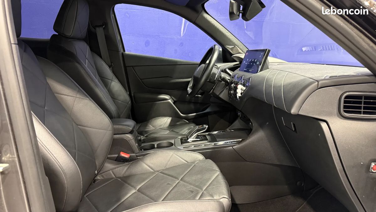DS DS 3 Crossback BlueHDi 130ch Rivoli Automatique - Apple CarPlay - Caméras 360 - Feux LED - Cuir - Chaîne arbre à cames OK - Suivi complet constructeur - Son Focal - Régulateur adaptatif (image 19)