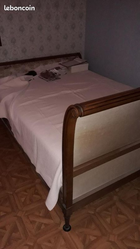 Lit en bois (image 1)