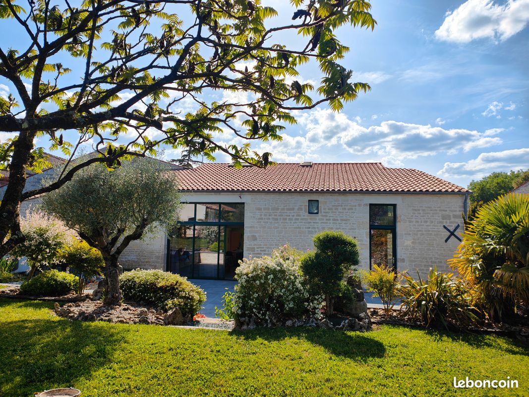 Maison 7 pièces 247 m² · à Beauvoir-sur-Niort · 247 m² · 376 000 €