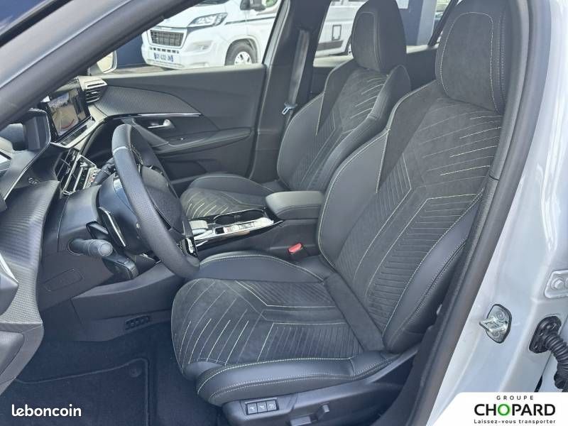 Peugeot 2008 Hybrid 145 e-DCS6 GT Exclusive (image 11)