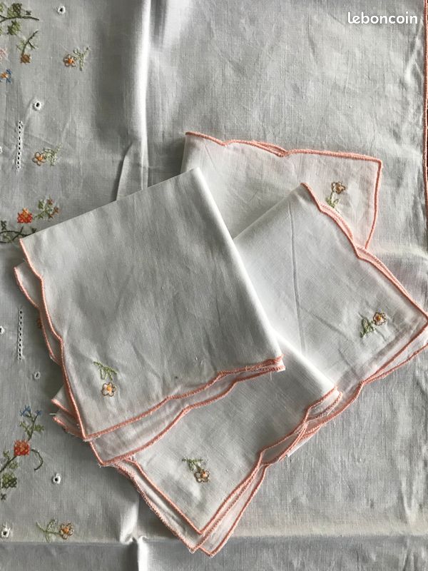 Nappe 81 x 81 et 4 serviettes en coton brodées fleurs (image 5)