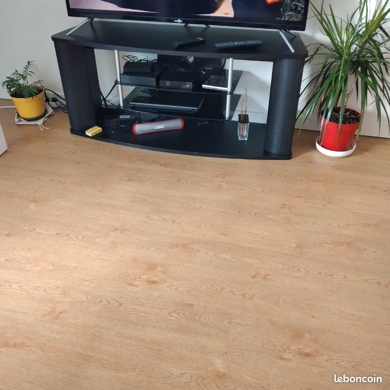 Meuble tele avec vitres (image 1)