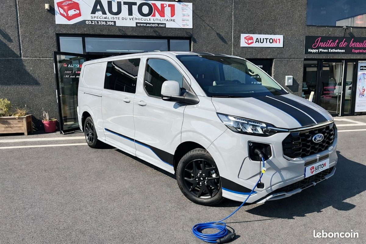 đ 58 500 FORD TRANSIT CUSTOM Sport E-Hybride 232CV â CABINE MODULABLE 2 Ă 5 PLACES â TVA RĂCUPĂRABLE â DISPONIBLE (image 1)