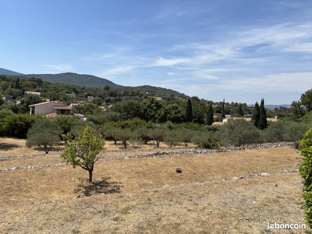 Terrain 1300 m² · à Saint-Maximin-la-Sainte-Baume · 175 000 €
