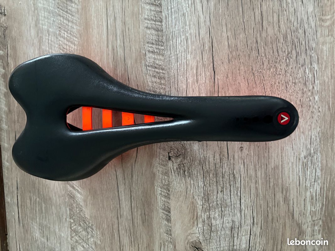 Selle de vélo de route haut de gamme en carbone - Antares 00
