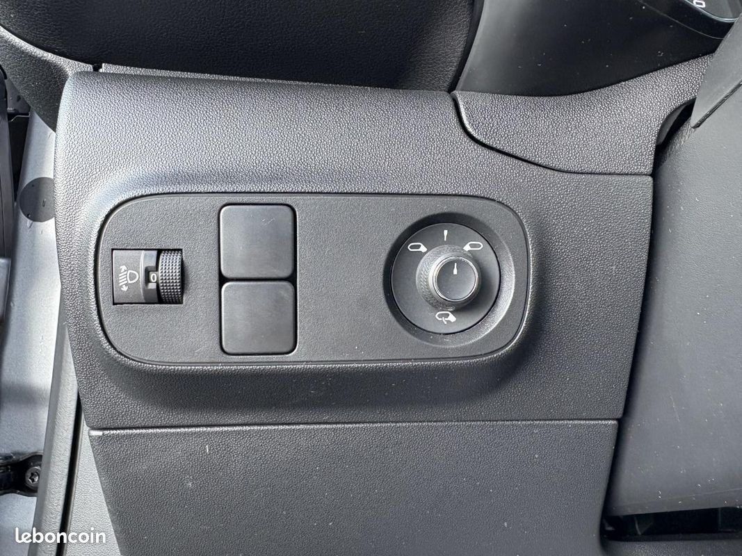 CITROEN C3 1.2 PureTech 12V 110ch S&S Max (image 22)