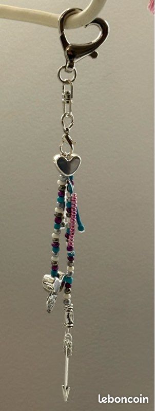 Bijou de sac DIY avec pendentif teckel, pompons et bandana